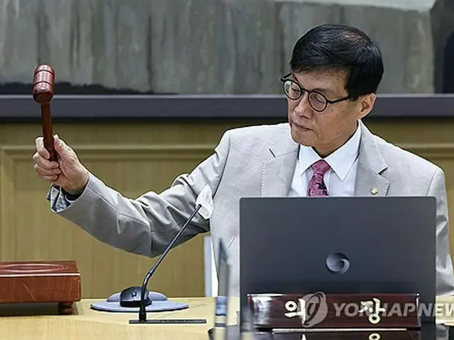 金融通貨委員会を主宰する韓銀の李昌鏞（イ・チャンヨン）総裁（写真共同取材団）＝１０日、ソウル（聯合ニュース）