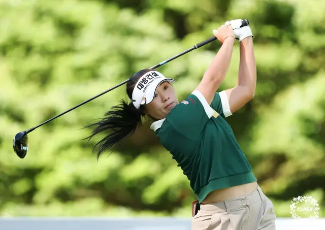 1R10番ホールでティーショットを打っているイ・ジョンウン6（写真：KLPGA）