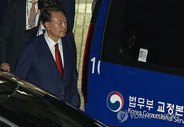 逮捕状審査後、ソウル中央地裁を後にする尹前大統領＝９日、ソウル（聯合ニュース）