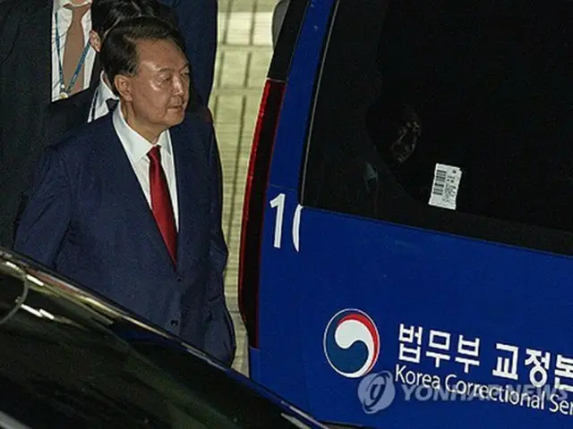 逮捕状審査後、ソウル中央地裁を後にする尹前大統領＝９日、ソウル（聯合ニュース）