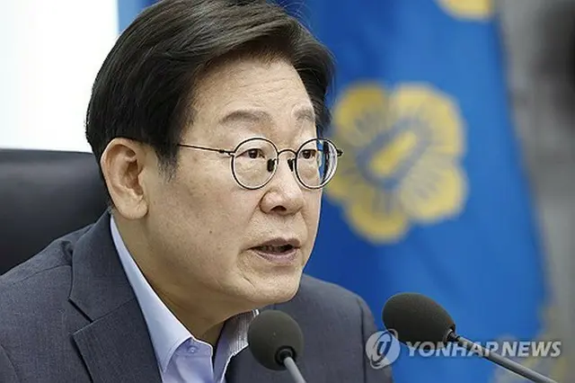 大統領室庁舎で開かれた首席秘書官・補佐官会議で発言する李大統領＝１０日、ソウル（聯合ニュース）