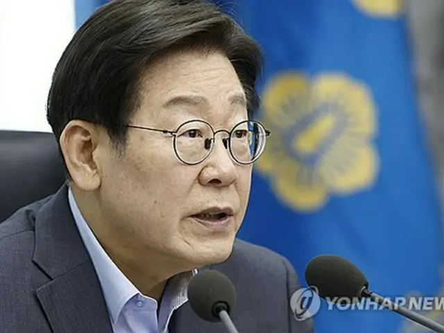 大統領室庁舎で開かれた首席秘書官・補佐官会議で発言する李大統領＝１０日、ソウル（聯合ニュース）