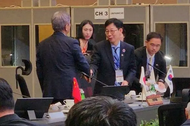 ＡＳＥＡＮプラス３外相会議で、岩屋毅外相とあいさつを交わす韓国の朴潤柱第１次官（右）＝１０日、クアラルンプール（聯合ニュース）