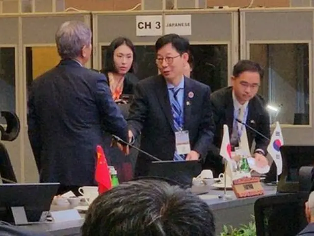 ＡＳＥＡＮプラス３外相会議で、岩屋毅外相とあいさつを交わす韓国の朴潤柱第１次官（右）＝１０日、クアラルンプール（聯合ニュース）
