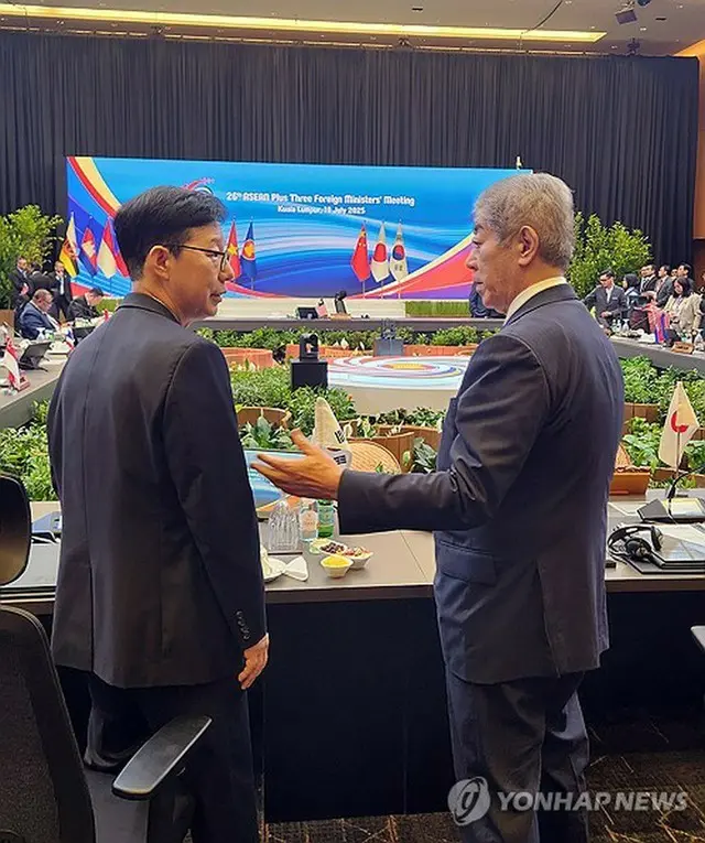 ＡＳＥＡＮプラス３外相会議で、岩屋毅外相とあいさつを交わす韓国の朴潤柱第１次官（左、外交部提供）＝１０日、クアラルンプール（聯合ニュース）≪転載・転用禁止≫