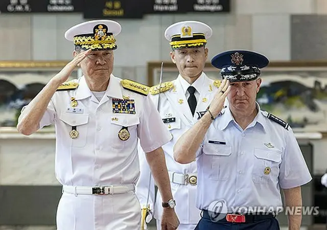 韓国軍制服組トップの金明秀合同参謀本部議長（左）と米軍制服組トップのケイン統合参謀本部議長＝（聯合ニュース）