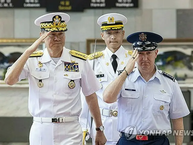 韓国軍制服組トップの金明秀合同参謀本部議長（左）と米軍制服組トップのケイン統合参謀本部議長＝（聯合ニュース）