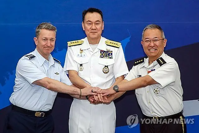 記念撮影する韓国の金明秀・合同参謀本部議長（中央）、米国のケイン統合参謀本部議長（左）、日本の吉田圭秀統合幕僚長（合同参謀本部提供）＝１１日、ソウル（聯合ニュース）≪転載・転用禁止≫