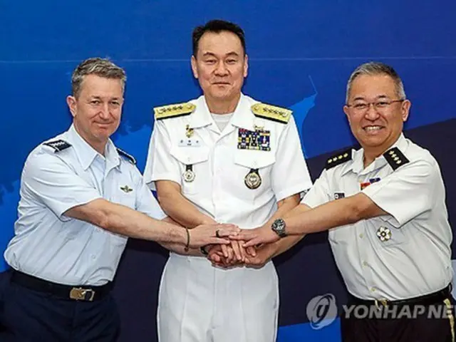 記念撮影する韓国の金明秀・合同参謀本部議長（中央）、米国のケイン統合参謀本部議長（左）、日本の吉田圭秀統合幕僚長（合同参謀本部提供）＝１１日、ソウル（聯合ニュース）≪転載・転用禁止≫