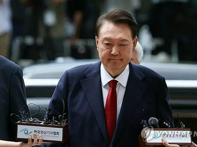 逮捕状審査に出席するため、ソウル中央地裁に入る尹前大統領＝９日、ソウル（聯合ニュース）