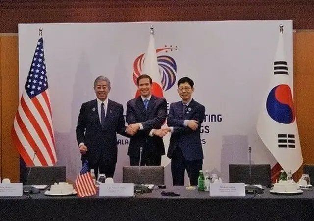 会談に先立ち記念撮影する（右から）韓国の朴潤柱（パク・ユンジュ）外交部第１次官、米国のルビオ国務長官、日本の岩屋毅外相＝１１日、クアラルンプール（聯合ニュース）