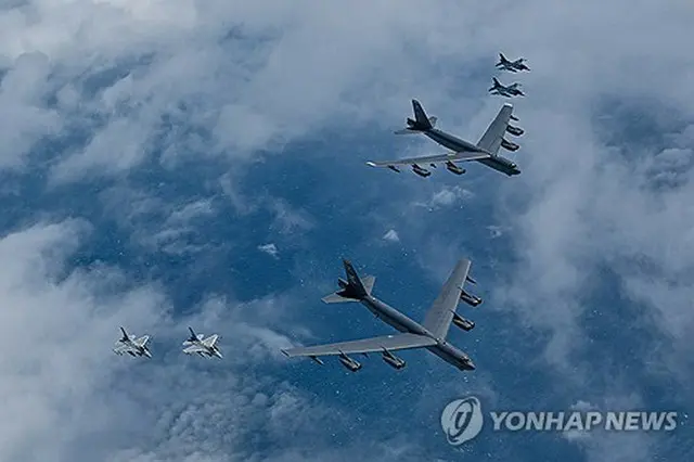 済州島南の上空で１１日に実施された韓米日の合同空中訓練（国防部提供）＝（聯合ニュース）
