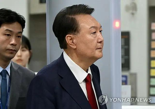 逮捕状を出すかどうかの令状審査を終え、ソウル中央地裁を後にする尹前大統領＝９日、ソウル（聯合ニュース）