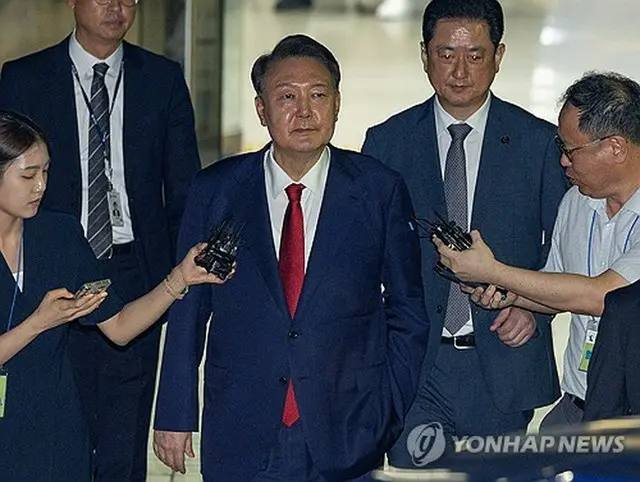９日夜、逮捕状の発付可否を決める令状審査を受け、ソウル中央地裁を出る尹氏＝（聯合ニュース）