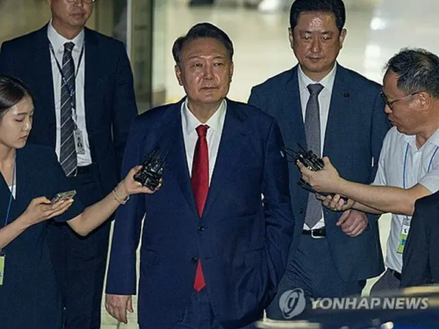 ９日夜、逮捕状の発付可否を決める令状審査を受け、ソウル中央地裁を出る尹氏＝（聯合ニュース）