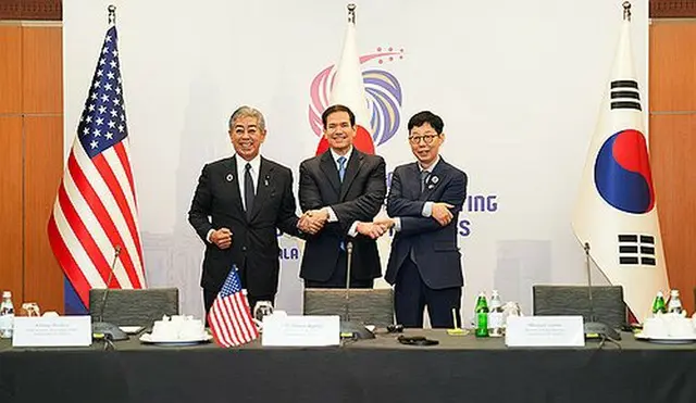 記念撮影する（右から）韓国の朴潤柱外交部第１次官、米国のルビオ国務長官、日本の岩屋毅外相（外交部提供）＝（聯合ニュース）≪転載・転用禁止≫