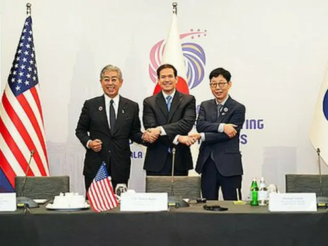 記念撮影する（右から）韓国の朴潤柱外交部第１次官、米国のルビオ国務長官、日本の岩屋毅外相（外交部提供）＝（聯合ニュース）≪転載・転用禁止≫