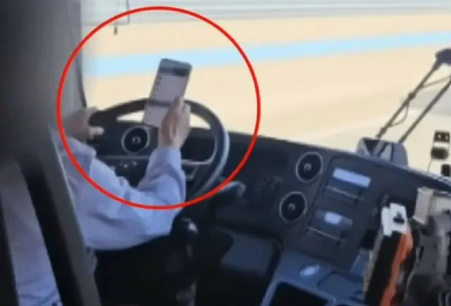 「乗客は眼中にないのか？」…空港バスの運転手、ハンドルの代わりにスマホに夢中＝韓国