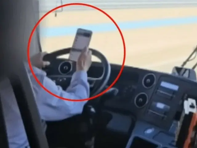 「乗客は眼中にないのか？」…空港バスの運転手、ハンドルの代わりにスマホに夢中＝韓国