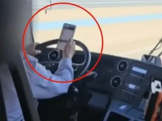 「乗客は眼中にないのか？」…空港バスの運転手、ハンドルの代わりにスマホに夢中＝韓国