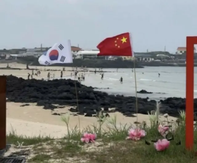 済州道・牛島の海水浴場に立てられた中国の国旗(写真＝SNSからのキャプチャー)