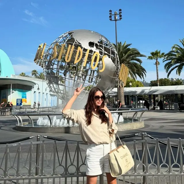 女優イ・ミンジョン、夫イ・ビョンホンと一緒に旅行？…サメに餌やり中「一瞬、冷や汗」