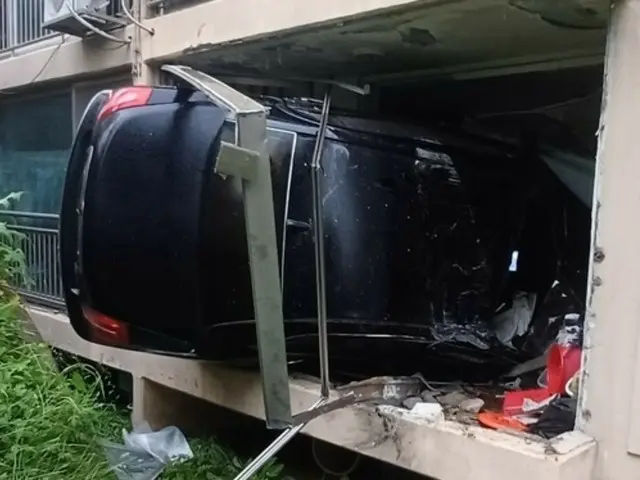 「いったい何が？」…アパートの住宅を「突き抜けた」車＝韓国