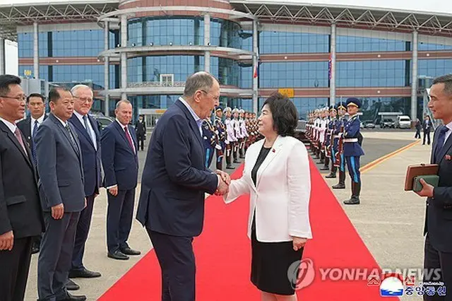 朝鮮中央通信は１４日、ロシアのラブロフ外相（左）が１１～１３日の訪朝日程を終え、東部・元山の葛麻飛行場から出国したと報じた＝（聯合ニュース）≪転載・転用禁止≫