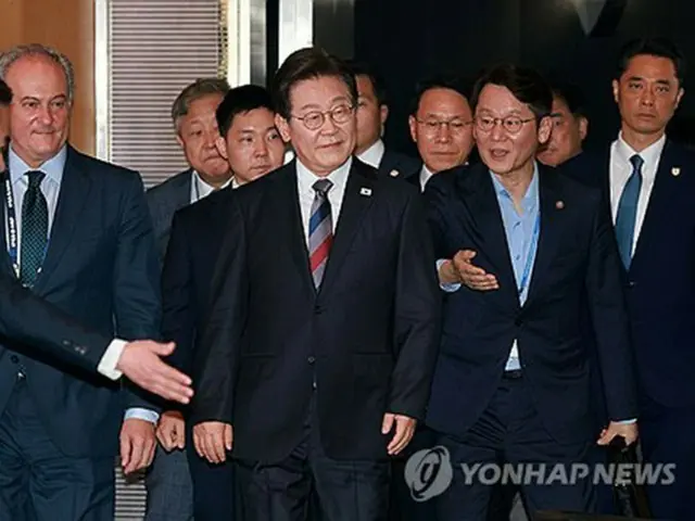 李大統領支持率６４．６％　与党５６．２％・最大野党２４．３％