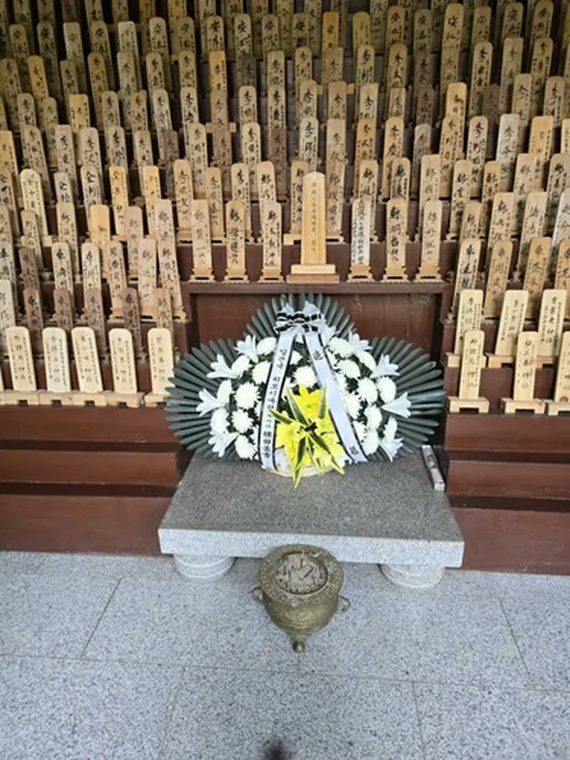横田氏が手向けた花（韓国原爆被害者協会提供）＝（聯合ニュース）提供