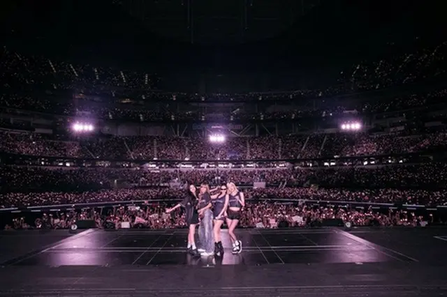 ＳｏＦｉスタジアムで公演を行ったＢＬＡＣＫＰＩＮＫ（ＹＧエンターテインメント提供）＝（聯合ニュース）≪転載・転用禁止≫
