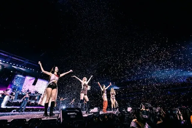 米ロサンゼルスのＳｏＦｉスタジアムで公演を行うＢＬＡＣＫＰＩＮＫ（ＹＧエンターテインメント提供）＝（聯合ニュース）≪転載・転用禁止≫