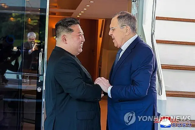 北朝鮮の金正恩（キム・ジョンウン）国務委員長（朝鮮労働党総書記、左）は１２日、東部・元山でロシアのラブロフ外相と面会した＝（朝鮮中央通信＝聯合ニュース）≪転載・転用禁止≫