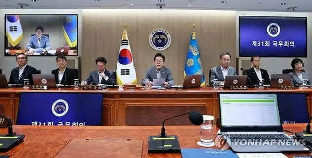 閣議で発言する李在明（イ・ジェミョン）大統領（中央）＝１５日、ソウル（聯合ニュース）