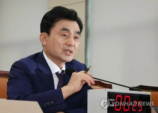 人事聴聞会で答弁する安圭伯氏＝１５日、ソウル（聯合ニュース）