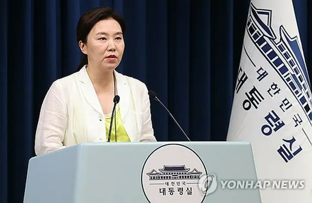 記者会見を行う大統領室の姜由楨報道官＝１５日、ソウル（聯合ニュース）