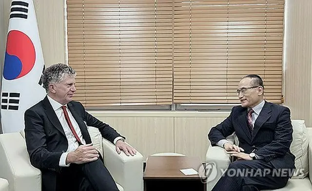 会談する韓国の魏聖洛国家安保室長（右）と英国のパウエル首席補佐官（大統領室提供）＝１５日、ソウル（聯合ニュース）≪転載・転用禁止≫