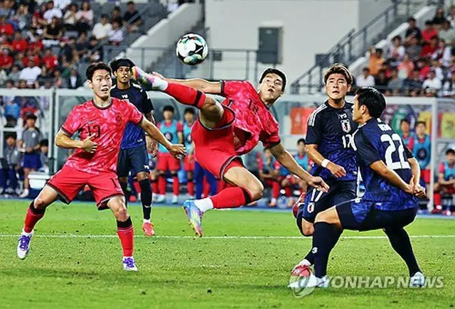 シュートを放つ韓国代表のイ・ホジェ＝１５日、竜仁（聯合ニュース）