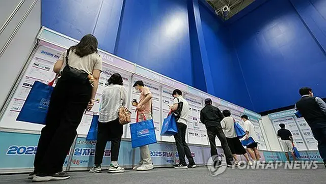 採用情報をチェックする求職者（資料写真）＝（聯合ニュース）