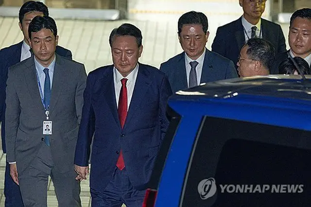 ９日夜、逮捕状の発付可否を決める令状審査を受け、ソウル中央地裁を出る尹氏（写真共同取材団）＝（聯合ニュース）