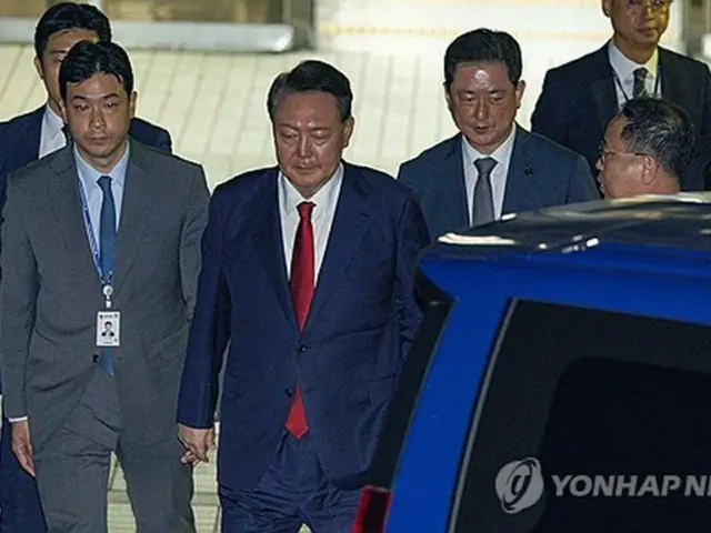 ９日夜、逮捕状の発付可否を決める令状審査を受け、ソウル中央地裁を出る尹氏（写真共同取材団）＝（聯合ニュース）