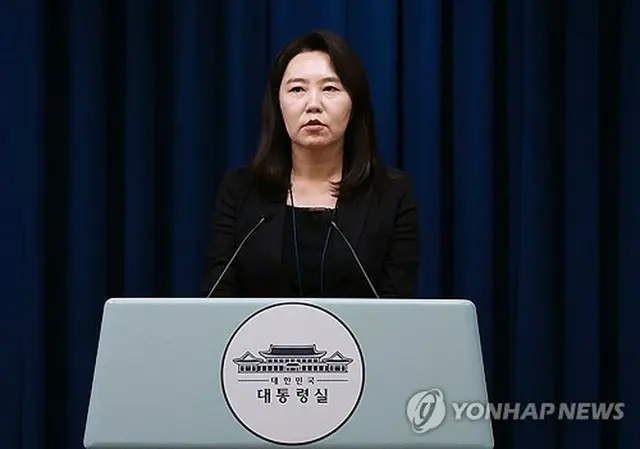 大統領室庁舎で記者会見する姜報道官＝１６日、ソウル（聯合ニュース）