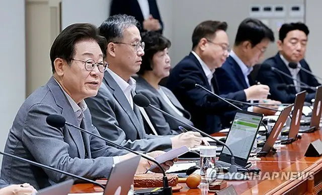 １５日の閣議で発言する李大統領（左）＝（聯合ニュース）