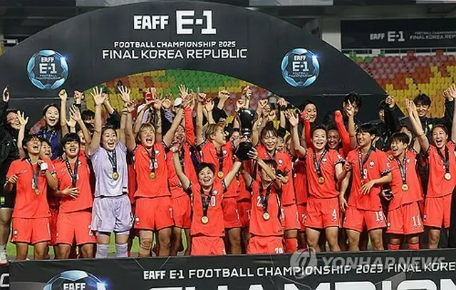 優勝を決め歓喜するサッカー韓国女子代表＝１６日、水原（聯合ニュース）