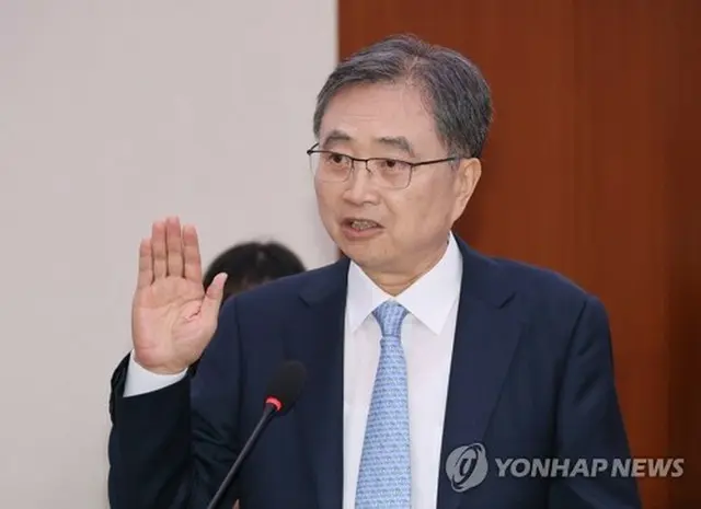 国会で開かれた人事聴聞会で宣誓する外交部長官候補の趙顕氏＝１７日、ソウル（聯合ニュース）