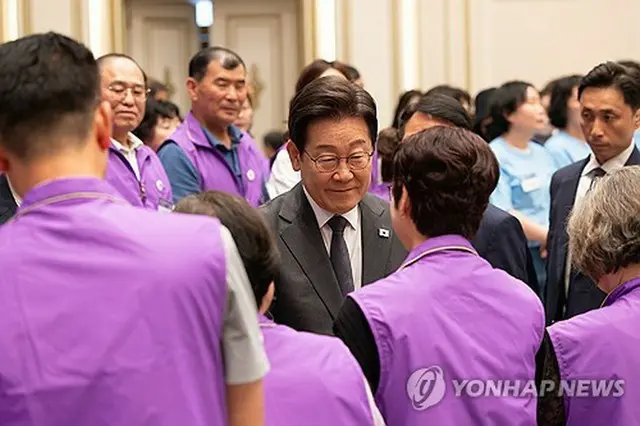遺族にあいさつする李大統領（大統領室提供）＝（聯合ニュース）≪転載・転用禁止≫