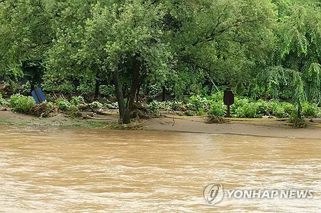 西部の忠清南道・公州の庭園では氾濫した河川の水が流れ込んだ＝１７日、公州（聯合ニュース）