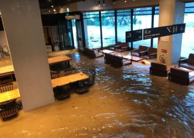 記録的な豪雨で泥水に浸かった光州市のスターバックス＝韓国