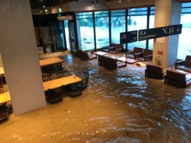 記録的な豪雨で泥水に浸かった光州市のスターバックス＝韓国