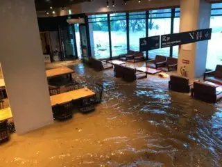 記録的な豪雨で泥水に浸かった光州市のスターバックス＝韓国